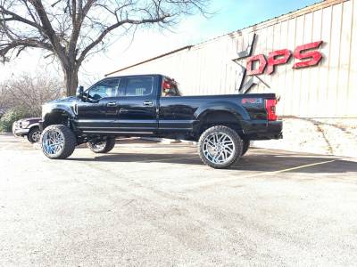 2017 Ford F350 with 8" Fabtech Dirtlogic Coilover Lift kit. 26" Tis Wheels and 38" Tires